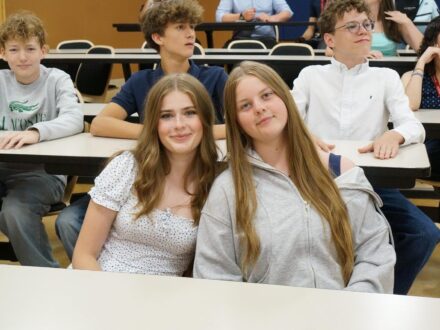 Enfants participant à des activités éducatives illustrant l’apprentissage de l’anglais chez les enfants dans un environnement immersif.