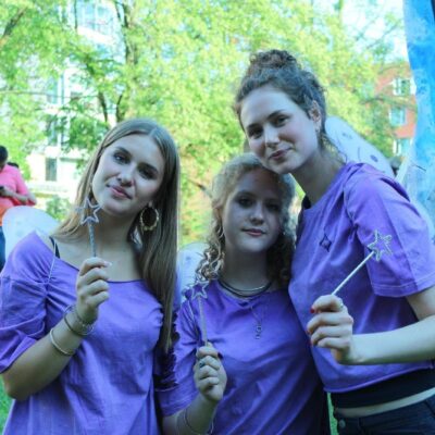 Jeunes participant à un camp axé sur l’intelligence émotionnelle, développant l’empathie et la gestion des émotions à travers des activités de groupe.