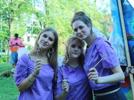 Jeunes participant à un camp axé sur l’intelligence émotionnelle, développant l’empathie et la gestion des émotions à travers des activités de groupe.