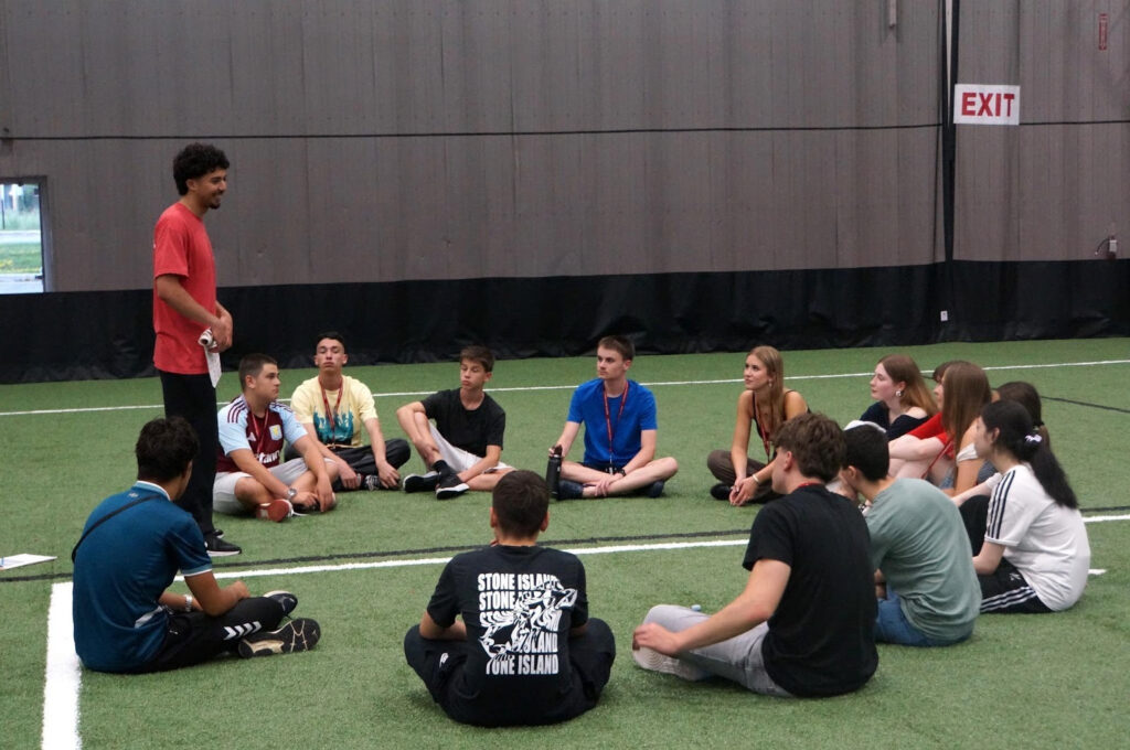 Jeunes discutant en anglais lors d’un camp d’immersion anglaise.