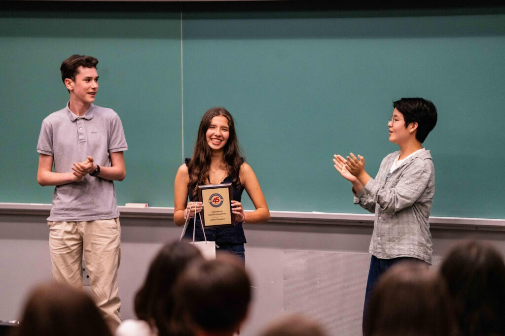 Étudiants pratiquant l’anglais durant un camp d’immersion linguistique.