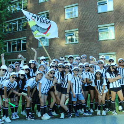 Groupe d’adolescents lors d’une activité dans un camp d’été