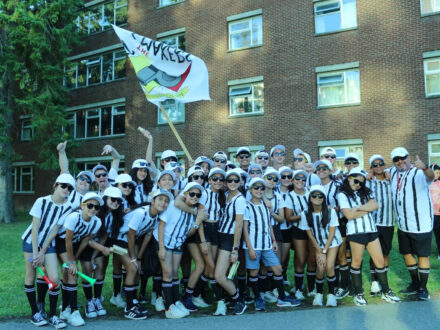 Groupe d’adolescents lors d’une activité dans un camp d’été