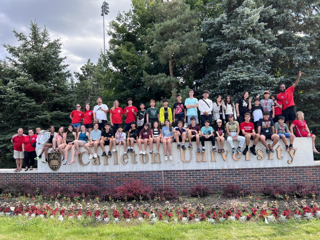 Jeunes vivant en résidence et pratiquant l’anglais dans un camp anglais avec hébergement sur un campus universitaire.