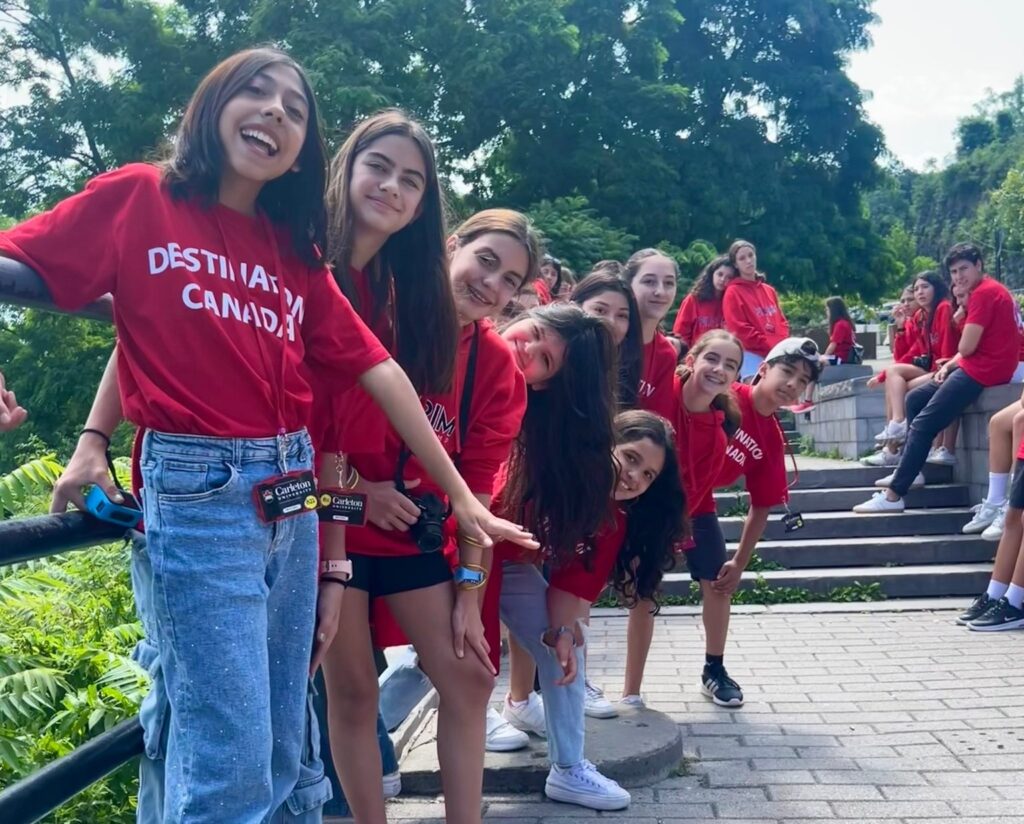 Adolescents suivant un cours en petit groupe dans un camp d’immersion anglaise sur un campus universitaire.