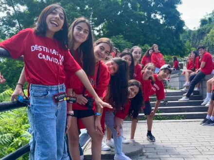 Adolescents suivant un cours en petit groupe dans un camp d’immersion anglaise sur un campus universitaire.