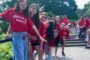 Adolescents suivant un cours en petit groupe dans un camp d’immersion anglaise sur un campus universitaire.