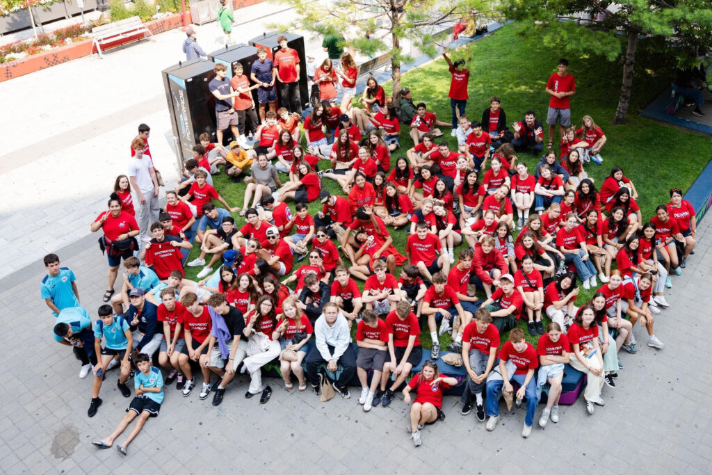 Groupe de campeurs en excursion à Ottawa pendant un programme de camp linguistique.